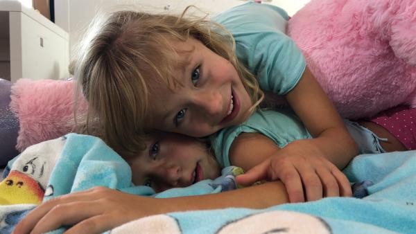 Katarina und Lyra (7 Jahre) sind Zwillinge und leben in Slowenien. Sie sehen nicht nur gleich aus, sondern sie machen auch am liebsten das Gleiche.