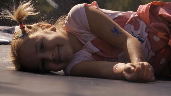 Sári (7 Jahre) lebt mit ihrer Familie in einem kleinen ungarischen Dorf und liebt es Rock 'n' Roll zu tanzen.