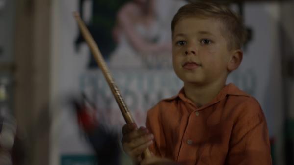 Bonca (7 Jahre) liebt die Musik. Sein größter Wunsch ist es, ein großer Schlagzeuger zu werden.