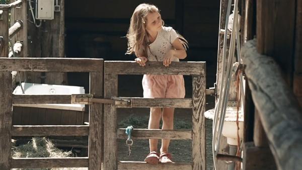 Amari (7 Jahre) lebt auf einem Bauernhof in Slowenien und hilft ihrer Familie sehr gerne dabei, die Tiere zu versorgen. Nur, wo sind ihre Lieblingstiere, die Schweine, schon wieder hin?
