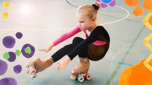 Rechte: ZDF/KiKA Grafik Die sechsjährige Alexandra macht Rollkunstlauf. Sie hat einen Trainingsanzug und ihre Rollschuhe an. In einer Turnhalle trainiert sie konzentriert für die bevorstehende Meisterschaft. Bei ihrer Übung muss sie in die Hocke und ein Bein nach vorne strecken.