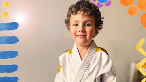 Bela im Judo-Anzug. Er freut sich auf das Judo-Training, denn wegen seiner Leukämie-Erkrankung konnte er lange nicht trainieren.