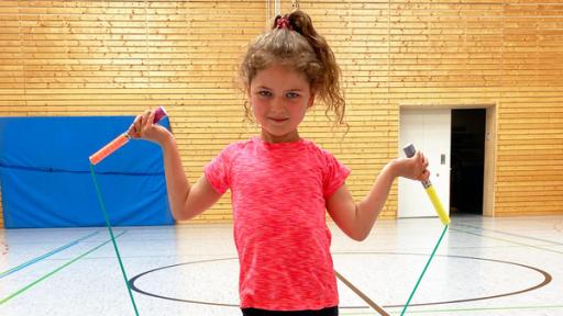 Aurora macht Rope-Skipping | Rechte: hr Aurora hält ihr Springseil in der Hand