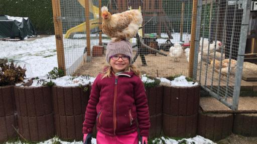 Lina und ihre Hühner | Rechte: hr Lina mit einem Huhn auf dem Kopf