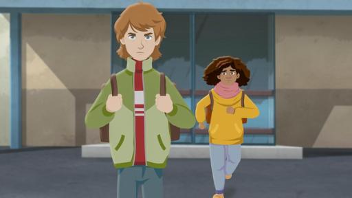 Der Verrat | Rechte: © 2024 Mideu Films, ZDF, Beside Production Paul blickt finster in die Kamera. Angespannt hält er die Riemen seines Rucksacks fest. Hinter ihm der Eingang der Schule. Millie läuft von hinten auf ihn zu. Sie sieht verzweifelt aus.