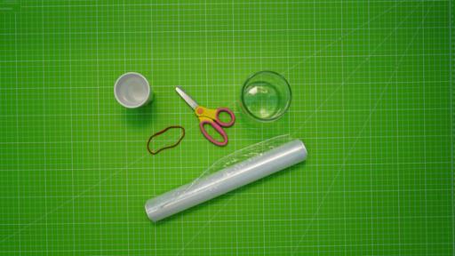 Rechte: KiKA Materialien: Marmeladenglas, Klarsichtfolie, Gummiband, Wasser und Schere