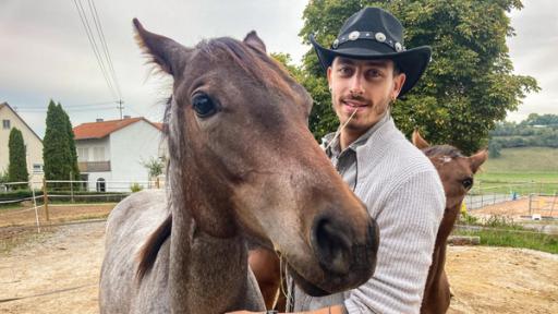 Jason und die Haustiere | Rechte: BR | Text und Bild Medienproduktion GmbH & Co. KG Quarter Horse | Jason mit der einjährigen „Pearl“ – einem jungen Quarter Horse.