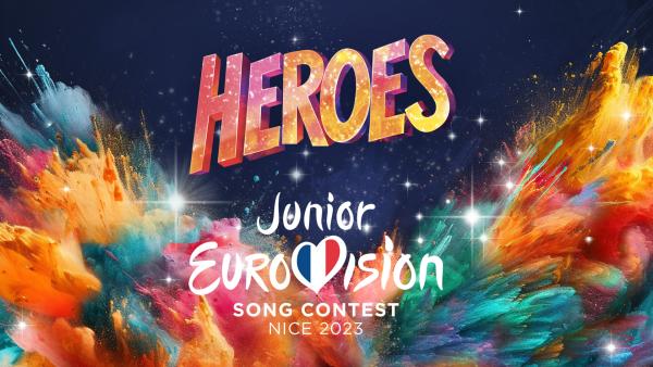 Der Schriftzug des Mottos "Heroes" prangt vor einer Farbexplosion im Hintergrund