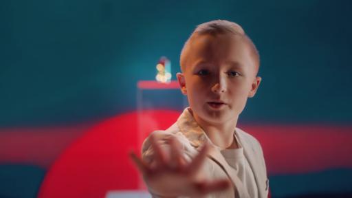 Dominik Arim streckt eine Hand nach vorne