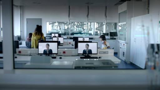 Rechte: KiKA/UFA GmbH 2022 Lila (Lina Helfrich) Shari (Maisie Tipango) und Leo (Carlo Krammling) werden zur Aufnahmeprüfung am Pandrosion Institut begrüßt.