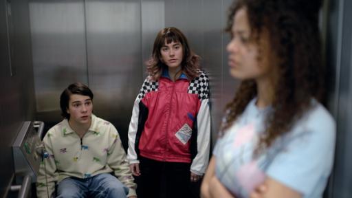 Rechte: KiKA/UFA GmbH 2022 Shari (Maisie Tipango) weigert sich, mit Leo (Carlo Krammling) und Lila (Lina Helfrich) in den Keller zu fahren.