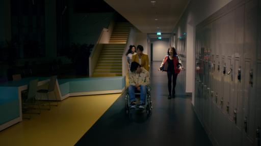 Rechte: KiKA/UFA GmbH 2022 Lila (Lina Helfrich) und Shari (Maisie Tipango) begleiten Professorin Ockert (Marlen Ulonska) und den zusammengesunkenen Leo (Carlo Krammling).