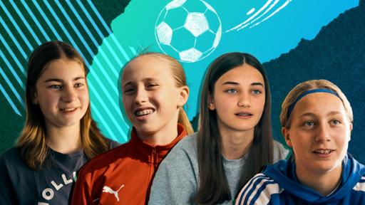 Kicken wie ein Mädchen | Rechte: ARD/WDR Vier Mädchen in Sportkleidung stehen vor einem blauen Hintergrund mit einem weißen Fußball.