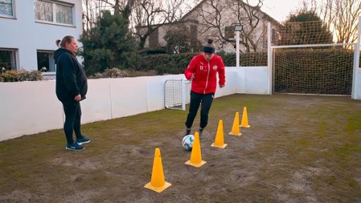 Startbild Folge 5 | Rechte: WDR Chayenne dribbelt mit dem Ball durch Hütchen.