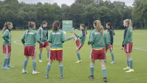 Startbild Folge 9 | Rechte: WDR Mädchen stehen im Kreis und spielen sich mit einem Ball warm.