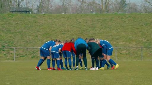 Startbild Folge 6 | Rechte: WDR Die Mannschaft hat auf dem Spielfeld einen Kreis gebildet und feuert sich an.