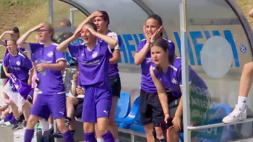 Startbild Folge 10 | Rechte: WDR Die Spielerinnen fiebern am Spielfeldrand mit.