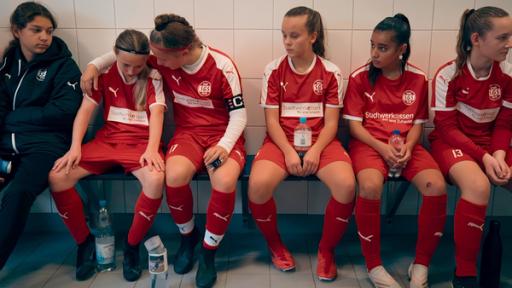 Startbild Folge 2 | Rechte: WDR Die Mannschaft sitzt in der Kabine und tröstet sich.