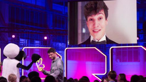 Auf einem Bildschirm sieht man Wincent Weiss. Sein Award wird für ihn entgegen genommen.