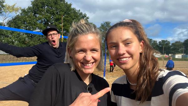Ben und "Die Sportmacher"-Gewinnerin Alena treffen Laura Ludwig | Rechte: KiKA / Jess Schoene