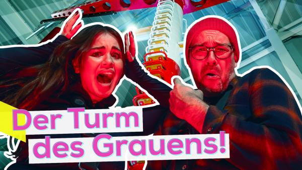 Sarah und Ben, rot beleuchtet, schauen ängstlich in die Kamera.Hinter ihnen ein schmaler, hoher Turm mit einer Leiter. Aufschrift: Der Turm des Grauens