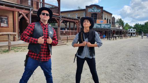 Jess und Ben besuchen eine Western-Stadt | Rechte: KiKA