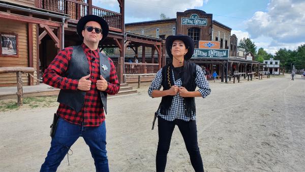 Jess und Ben besuchen eine Western-Stadt | Rechte: KiKA