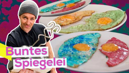 Links steht Ben mit einem elektrischen Handmixer. Rechts neben ihm, 3 Bilder mit bunten Spiegeleiern auf Tellern. Aufschrift Buntes Spiegelei.