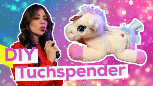 Sarah mit Heißklebepistole. Neben ihr Bild von Einhorn-Tuchspender mit weißer Umrandung. Aufschrift: DIY Tuchspender