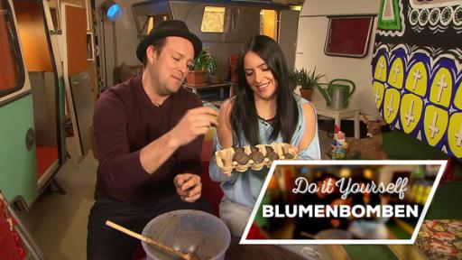 Ben und Jess zeigen stolz ihre Blumenbomben (Seedbombs)