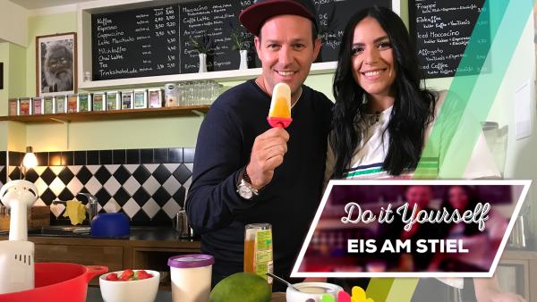 Die KiKA LIVE Moderatoren Jess und Ben machen Eis am Stiel