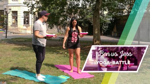 Ben und Jess auf Yogamatten mit einem Teller Eier in der Hand.
