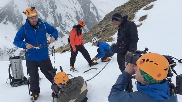 An ihrem dritten Tag im Schnee müssen die KIKA LIVE Moderatoren sich der anstrengendsten Aufgabe stellen: Die Schweizer Alpen sind auch ein Eldorado für Extremsportler die senkrecht gefrorene Wasserfälle raufklettern! Die Vorbereitung zum Eisklettern laufen hier mit professionellem Equipment.