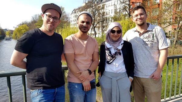 Ben trifft die Datteltäter Sounds, Farah und Forte (v.l.n.r.). Diese sind eine Gruppe junger Muslime und Nichtmuslime, Männer und Frauen, die deutsch-muslimische Comedy machen.
