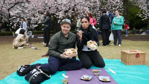 Jess und Ben erfüllen sich einen Traum: Sie reisen zum ersten Mal nach Japan! In der Megametropole Tokio entdecken sie die japanische Kultur – von traditionell bis total schräg.