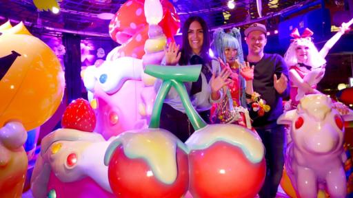 Schräg beginnt für Jess und Ben der erste Tag in Tokio: im Kawaii Monster Café, einer typisch japanischen, knallbunten Bonbonwelt mit Kellnern im Manga-Look.