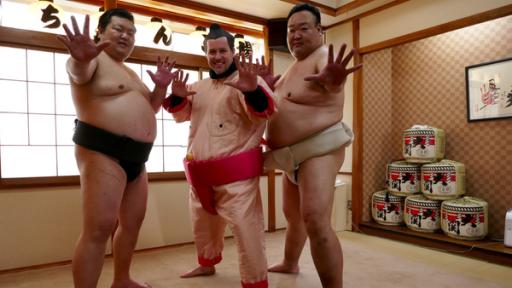 Ben versucht sich als Sumo-Ringer.
