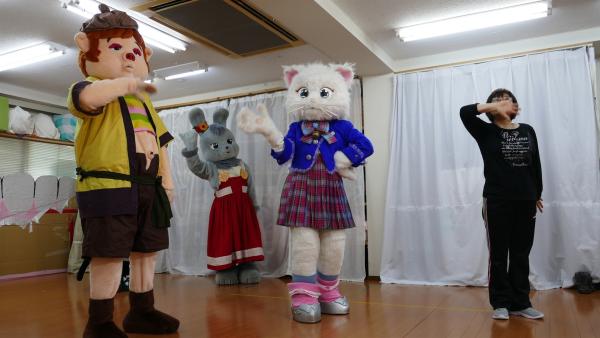 In Tokio gibt es die weltweit einzige Maskottchen-Schule. Jess und Ben steht ein hartes Training bevor: Tanzen, Pantomime und Schwitzen in den plüschigen Kostümen.