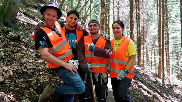 Für Ben und Jess heißt es, genauso wie für alle anderen Teilnehmer: Ärmel hochkrempeln, Arbeitshandschuhe anziehen und kräftig mitanpacken im Wald!