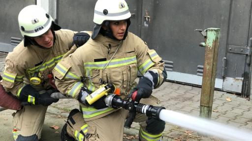 Jess darf einen Tag lang das Ausbildungszentrum der Berliner Feuerwehr besuchen.