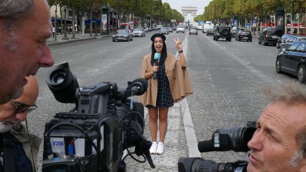 Jess auf der Champs Elysees: Sie ist nach Paris gereist, um die Drehorte zur neuen Serie "Find me in Paris" kennzulernen.