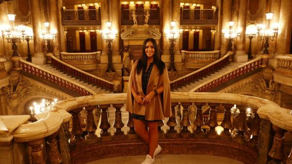 Jess in der berühmten Opéra Garnier.