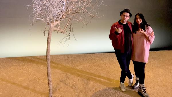 Jess und Ben verbringen alleine eine Nacht im Museum.