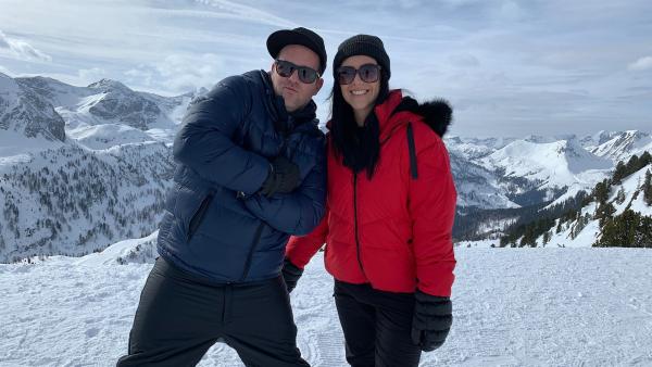 Ben und Jess testen bei den Winterfunsport-Battles, wie man am Besten den Berg hinunter kommt.