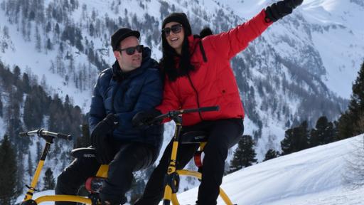 Jess und Ben testen Snowbikes.