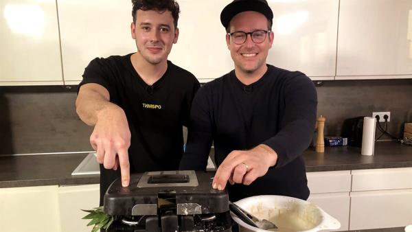 Ben experimentiert mit CrispyRob, dem YouTuber des geschmolzenen Käses und der frittierten Lebensmittel, in der Küche.