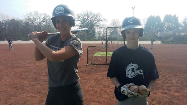 Jess lässt sich von Pit sein Hobby Baseball zeigen.