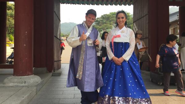 Ben und Jess haben sich in traditionelle südkoreanische Gewänder gekleidet.