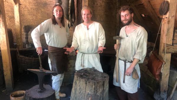 Ben mit den Handwerkern in einer alten Werkstatt