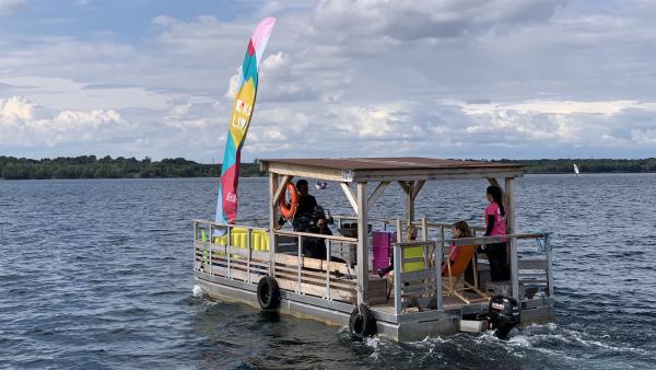 Sherif („logo!“), Singa („Baumhaus“) und Amelie („Tigerenten Club“) auf dem Weg zu einem neuen Sportwettkampf auf dem Wasser.